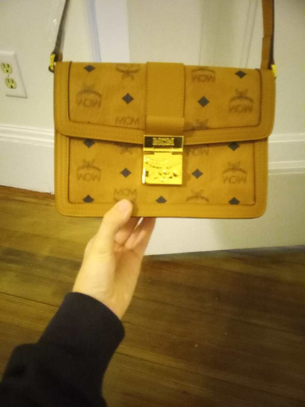 MCM Tracy Shoulder Bag in Visetos - Picture 5 of 7